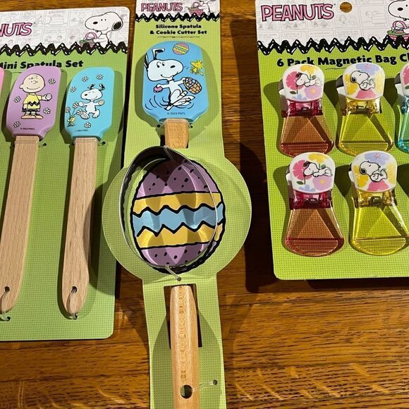 Peanuts Snoopy Spring Bag Clips, Spatulas and Cookie Cutter Set of 11 NWT - Picture 3 of 6